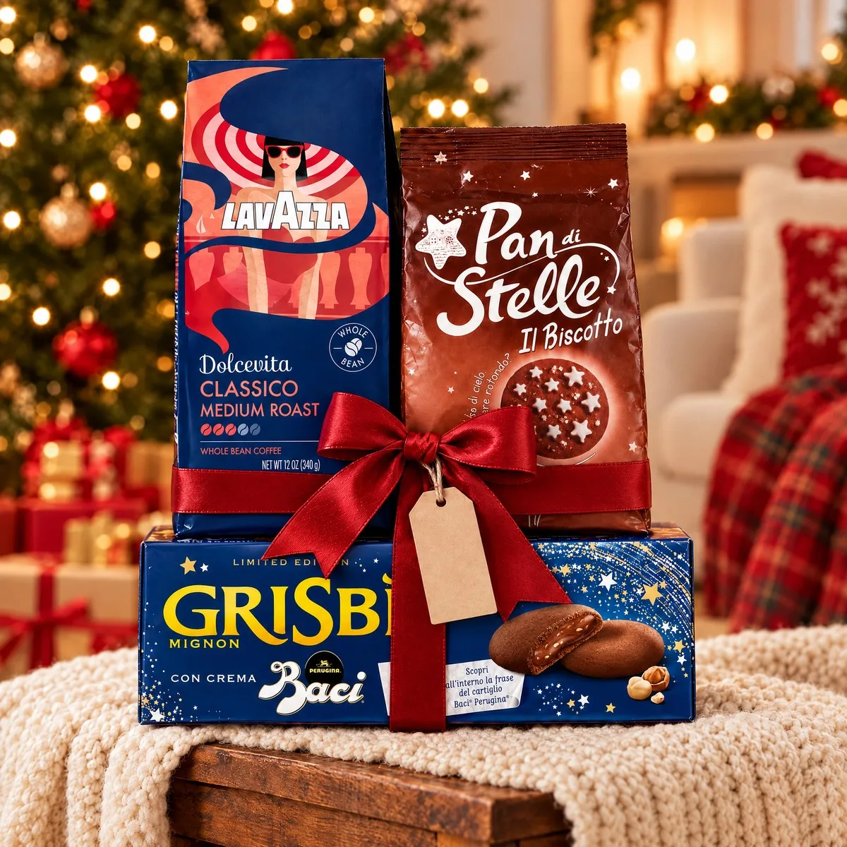 Café Lavazza, Pan di Stelle e caixa de Grisbì empilhados e amarrados com fita vermelha e etiqueta de presente, diante da árvore de Natal