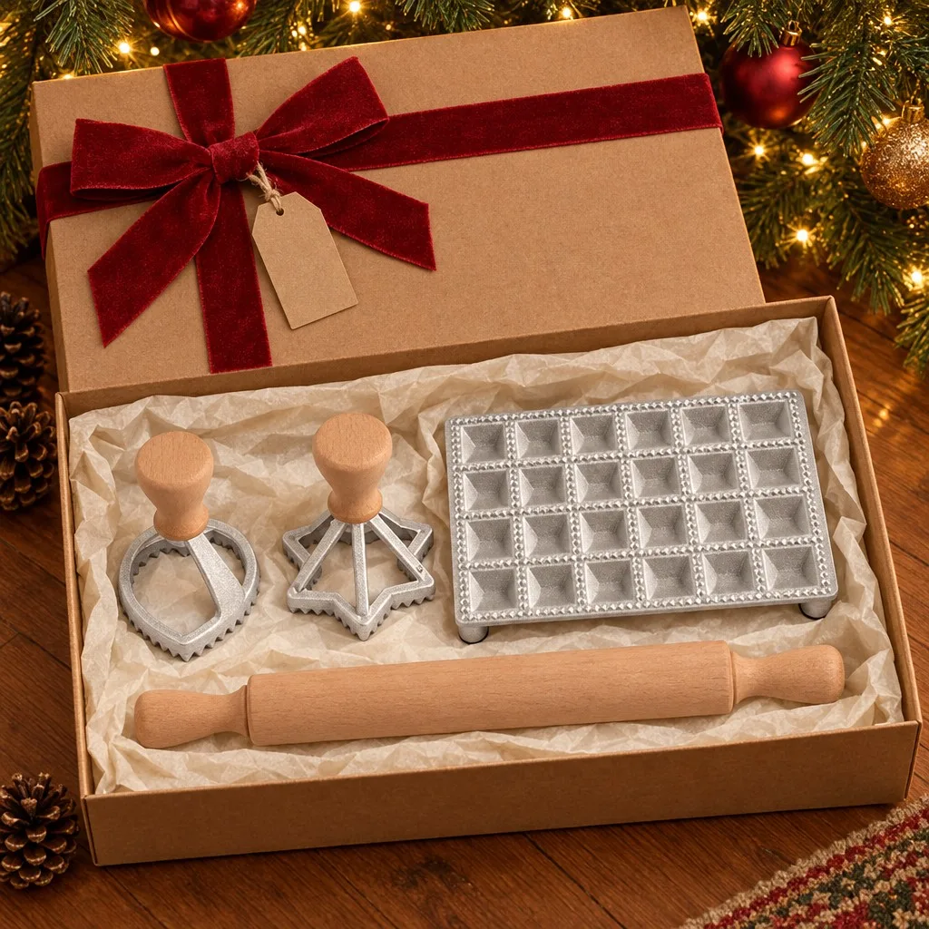 Caixa de presente de papel kraft aberta com os dois carimbos, a forma quadrada e o rolo, diante da árvore de Natal